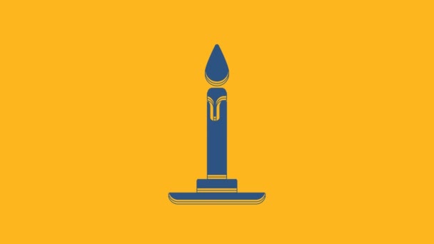 蓝色燃点烛光的烛台图标孤立在橙色背景 圆柱形蜡烛与燃烧的火焰粘在一起 4K视频运动图形动画 — 图库视频影像