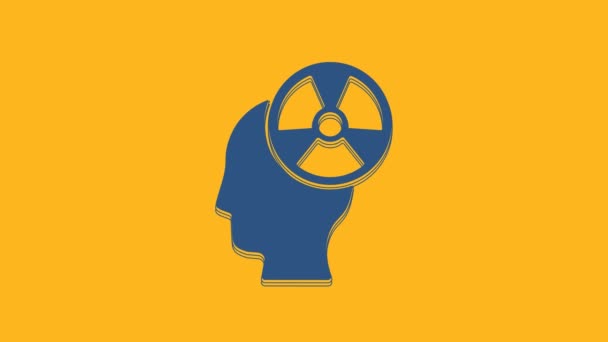 人間の頭のブルーシルエットとオレンジの背景に隔離された放射線のシンボルアイコン 4Kビデオモーショングラフィックアニメーション — ストック動画