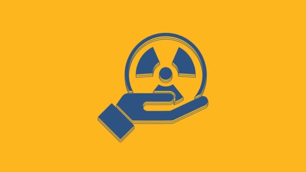 蓝色放射性手握图标孤立在橙色背景 放射性有毒符号 辐射危险信号 4K视频运动图形动画 — 图库视频影像