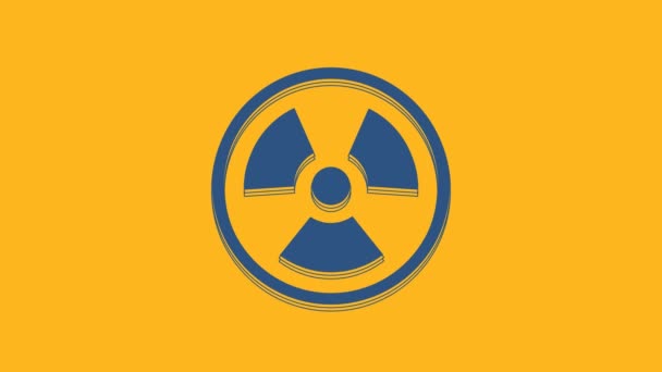 蓝色放射性图标孤立在橙色背景 放射性有毒符号 辐射危险信号 4K视频运动图形动画 — 图库视频影像