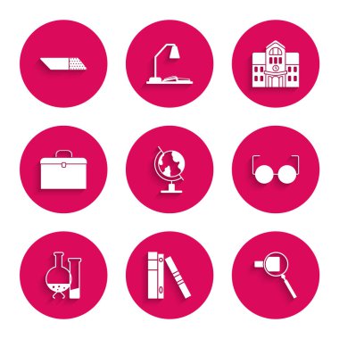 Dünya küresi, evrak ve belgeli ofis dosyaları, büyüteç, gözlük, deney tüpü kimya laboratuarı testi, evrak çantası, okul binası ve silgi ikonu. Vektör