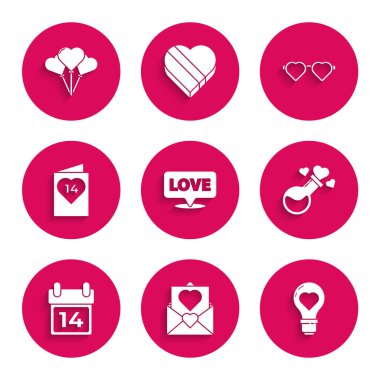 Konuşma baloncuğunu metin sevgisiyle, Envelope Valentine kalbiyle, Kalp şeklindeki ampulle, şişe iksiriyle, Takvim 14 Şubat, Sevgililer Günü broşürüyle, şekilli bardaklarla ve balonlarla ayarla. Vektör