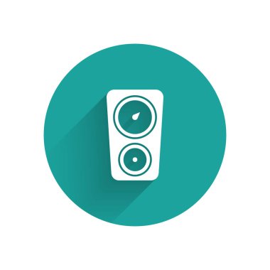 Beyaz Ölçek simgesi uzun gölgeli izole edildi. Memnuniyet, sıcaklık, manometre, risk, değerlendirme, performans, hız taktik ölçer. Yeşil daire düğmesi. Vektör.