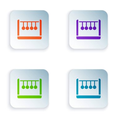 Beyaz arkaplanda izole edilmiş renk sarkacı simgesi. Newtons beşiği. Kare düğmelere renkli simgeleri yerleştir. Vektör.