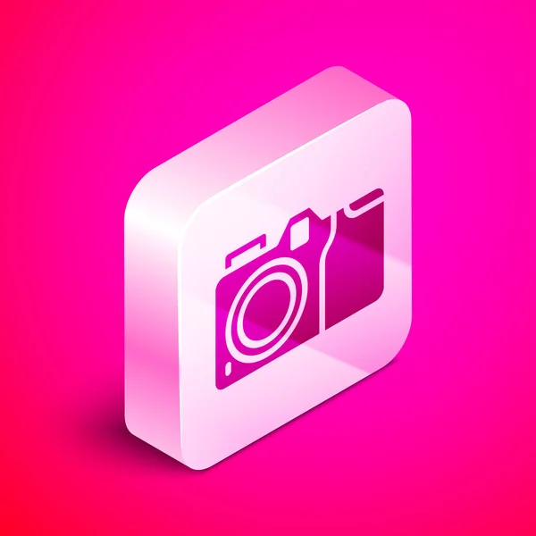 ピンクの背景に隔離されたアイソメトリックフォトカメラのアイコン カメラのアイコン 銀四角形のボタン ベクトル — ストックベクタ