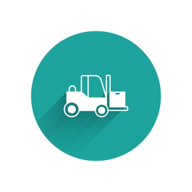 Beyaz Forklift kamyon simgesi uzun gölge arkaplanı ile izole edildi. Çatal doldurucu ve karton kutu. Kargo teslimatı, nakliye, ulaşım. Yeşil daire düğmesi. Vektör.