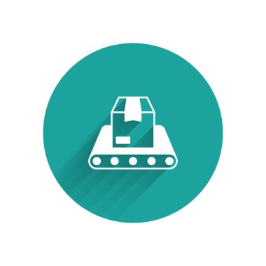 Karton kutu simgesine sahip beyaz taşıma bandı uzun gölge arkaplan izole. Yeşil daire düğmesi. Vektör