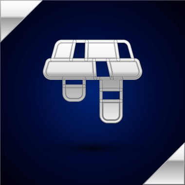 Gümüş Kış eşarbı simgesi koyu mavi arkaplanda izole edilmiş. Vektör.