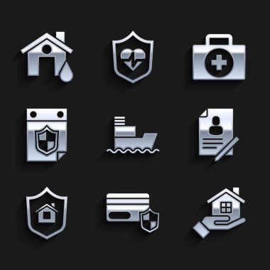 Shield House 'un elinde olduğu gemi kredi kartını ayarla Belge Takvimi ilk yardım çantası ve sel simgesi. Vektör.