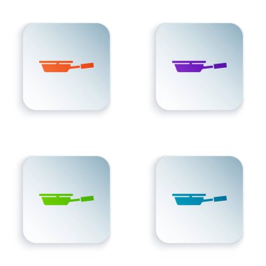 Renkli kızartma tavası simgesi beyaz arkaplanda izole edildi. Kızartma veya kızartma gıda sembolü. Kare düğmelere renkli simgeleri yerleştir. Vektör.