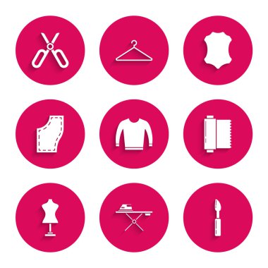 Süveter, elektrikli ütü ve ütü masası, kesme aleti, tekstil kumaş rulosu, manken, dikiş deseni, deri ve makas simgesi. Vektör