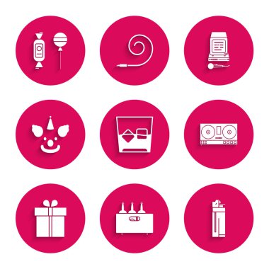 Viski ve buz küplerini tahta kutuya koy. Çakmak DJ uzaktan kumandayla müzik eşliğinde palyaço kafası Karaoke ve lolipop ikonu çal. Vektör.