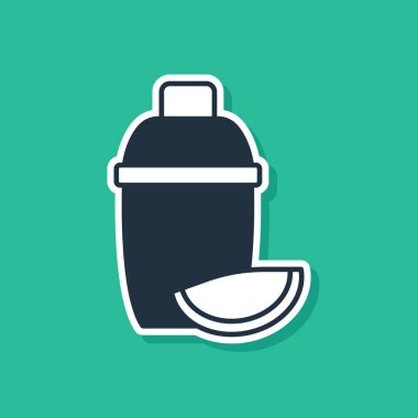 Yeşil zemin üzerinde limon simgesi olan mavi kokteyl karıştırıcısı. Vektör.