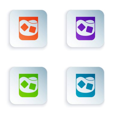 Beyaz arka planda izole edilmiş viski ve buz küplerinin renkli camları. Kare düğmelere renkli simgeleri yerleştir. Vektör.