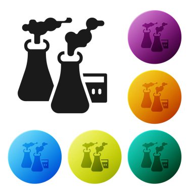 Beyaz arka planda, fabrika ikonundan siyah duman izole edildi. Çevre kirliliği sorunu, fabrika duman boruları, ekoloji endüstriyel zarar. Simgeleri renk daire düğmelerine ayarla. Vektör.