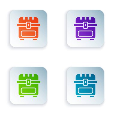 Beyaz arka planda izole edilmiş renkli Antika hazine sandığı simgesi. Altın sikkeli klasik tahta sandık. Kare düğmelere renkli simgeleri yerleştir. Vektör.