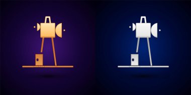 Siyah arkaplanda altın ve gümüş anten simgesi izole edildi. Radyo anteni kablosuz. Teknoloji ve ağ sinyali radyo anteni. Vektör