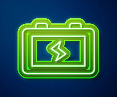 Parlayan neon hattı Battery simgesi mavi arkaplanda izole edildi. Şimşek sembolü. Vektör.