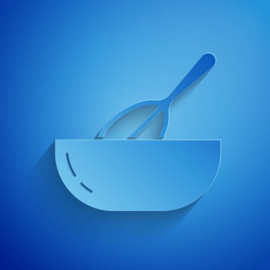 Kağıt kesiği mutfak çırpısı ve kase simgesi mavi arka planda izole edilmiş. Mutfak aletleri, yumurta çırpıcı. Çatal bıçak seti. Yemek karışımı sembolü. Kağıt sanatı tarzı. Vektör.