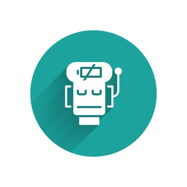 Beyaz Robot düşük akü şarj ikonu uzun gölgeli izole edilmiş. Yapay zeka, makine öğrenme, bulut hesaplama. Yeşil daire düğmesi. Vektör.