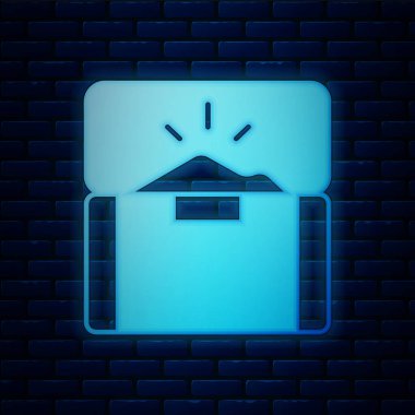 Parlayan neon renkli hazine sandığı simgesi tuğla duvar arkasında izole edilmiş. Altın sikkeli klasik tahta sandık. Vektör