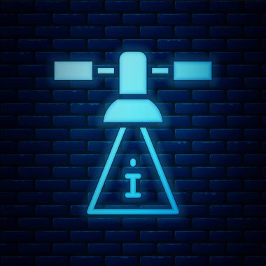 Parlayan neon uydu simgesi tuğla duvar arka planında izole edildi. Vektör