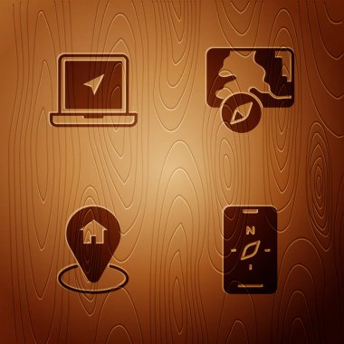 Pusulayı mobil, dizüstü bilgisayarı konum işaretleyicisi, konum evi ve şehir haritası navigasyonunu tahta arka planda ayarla. Vektör