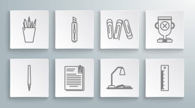 Satır çizgisi, Kırtasiye bıçağı, Dosya belgesi ve ataç, masa lambası açık kitabı, cetvel, kağıt, ödül kupası ve kalem kutusu kırtasiye ikonu olan çalışma yeri. Vektör