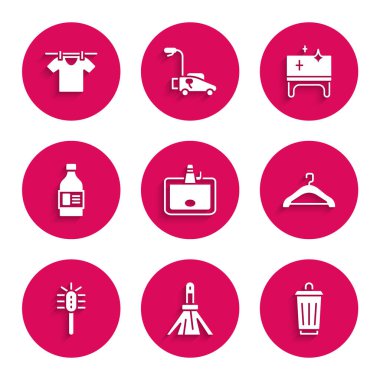 Çamaşır leğeni, süpürge, çöp tenekesi, gardırop, tuvalet fırçası, temizlik malzemesi şişesi, temiz masa ve kuru çamaşır ikonu. Vektör