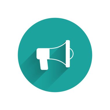 Uzun gölgeli beyaz megafon simgesi. Sözcü işareti. Yeşil daire düğmesi. Vektör.