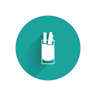 Uzun gölgeli beyaz kokteyl Bloody Mary ikonu. Yeşil daire düğmesi. Vektör.