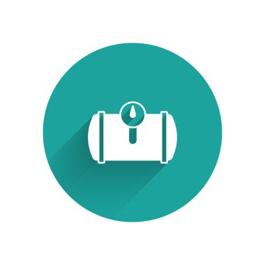 Araç simgesi için beyaz gaz tankı uzun gölgeli arka plan izole edildi. Benzin depoları arabaya monte edilir. Yeşil daire düğmesi. Vektör