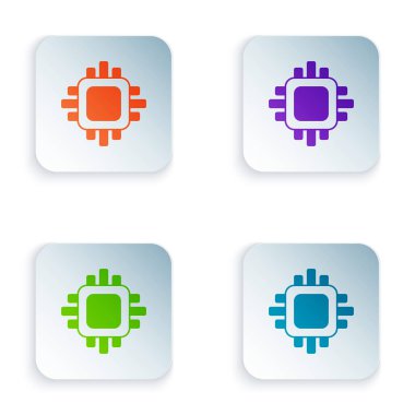 Beyaz arkaplanda izole edilmiş mikro devre işlemci simgesine sahip renkli bilgisayar işlemcisi. Devre kartlı çip ya da işlemci. Mikro işlemci. Kare düğmelere renkli simgeleri yerleştir. Vektör