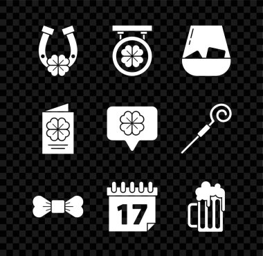 Dört yapraklı yoncalı At nalı, bir bardak viski, papyon, Aziz Patrick günü takvimi, tahta bira kupası, Patricks Günü broşürü, kartpostal ve dört konuşma balonu ikonu. Vektör