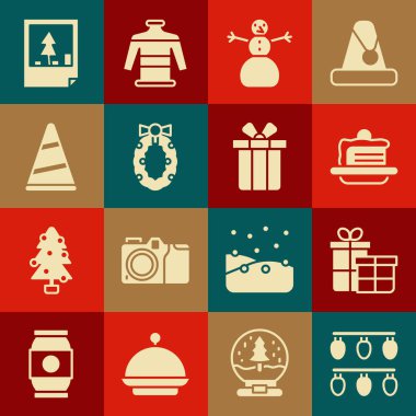 Noel ışıklarını, hediye kutusunu, pastayı, kardan adamı, çelengi, parti şapkasını, kartpostalı ve ikonu ayarlayın. Vektör