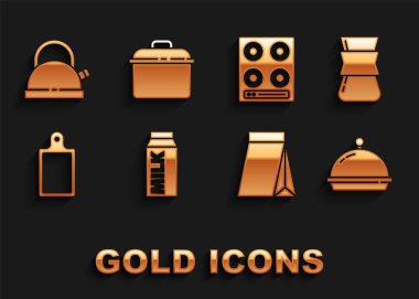 Süt için kağıt paketler, tepsi yiyeceği, kahve çekirdekleri, kesme tahtası, gaz sobası, su ısıtıcısı ve tencere ikonu ile kaplanmış Türk kahvesi. Vektör