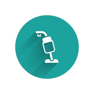 Beyaz elektrikli süpürge ikonu uzun gölgeli izole edilmiş. Yeşil daire düğmesi. Vektör.