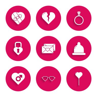 Zarfta sevgililer günü kalbi, kalp şeklinde aşk gözlükleri, balon formunda prezervatif, erkek cinsi Castle the Diamond nişan yüzüğü ve şeker kutusu ikonu var. Vektör