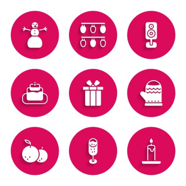 Hediye kutusu, şampanya kadehi, yanan mum, Noel eldiveni, Tangerine, Kek, Stereo hoparlörü ve kardan adam ikonu. Vektör