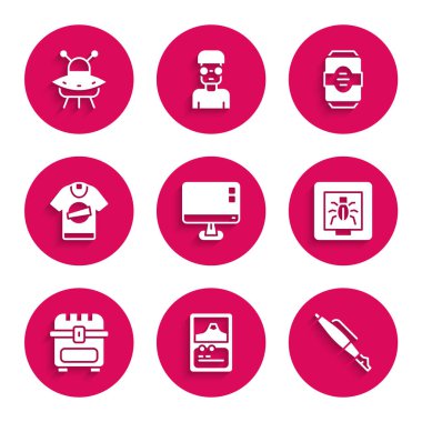 Bilgisayar ekranı, kart oyunu, dolmakalem ucu, böcek çerçevesi, antika hazine sandığı, tişört, enerji içeceği ve UFO uçan uzay gemisi simgesini ayarla. Vektör