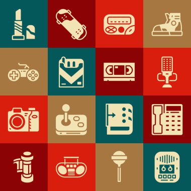 Kaset çalar, telefon ahizesi, mikrofon, çağrı cihazı, sigara paketi, Gamepad, Lipstick ve VHS video kaset ikonu ayarla. Vektör