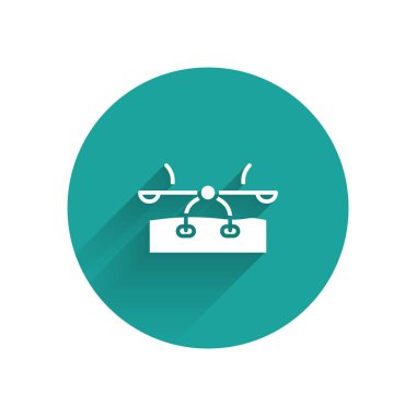 Beyaz Tahterevalli simgesi uzun gölgeli izole edilmiş. Tahterevalli eşit yönetim kurulu. Oyun alanı sembolü. Yeşil daire düğmesi. Vektör.