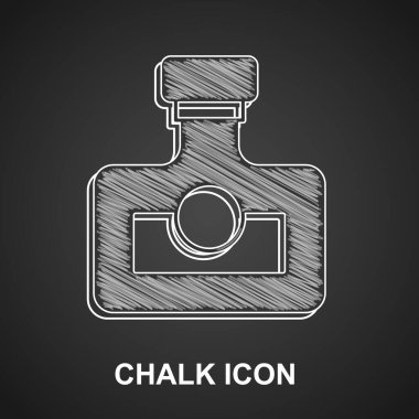Tebeşir alkolü, siyah arka planda izole edilmiş rom şişesi ikonu. Vektör.