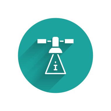 Beyaz uydu simgesi uzun gölge arkaplanı ile izole edildi. Yeşil daire düğmesi. Vektör