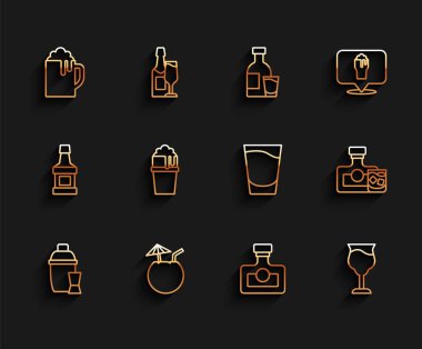 Kokteyl karıştırıcı, hindistan cevizi kokteyli, tahta bira bardağı, alkol içeceği rom, şarap bardağı, viski şişesi ve shot ikonu. Vektör