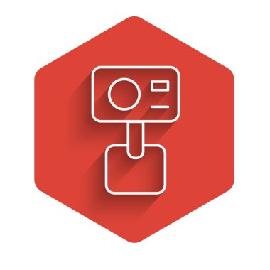 Beyaz çizgi Eylem ekstrem kamera simgesi uzun gölgeli izole edildi. Ekstrem sporları çekmek için video kamera ekipmanı. Kırmızı altıgen düğmesi. Vektör.