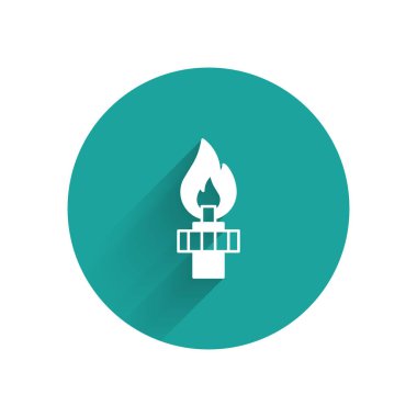 Ateş ikonlu beyaz petrol platformu uzun gölgeli arka planda izole edilmiş. Gaz kulesi. Endüstriyel nesne Yeşil daire düğmesi. Vektör