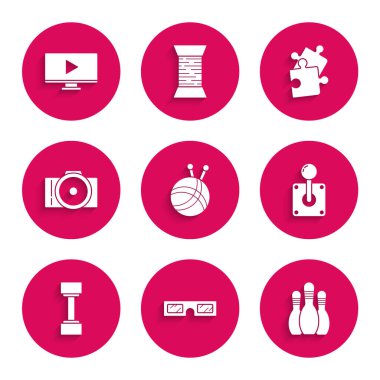 Örgü iğneli iplik topu, 3 boyutlu sinema bardakları, atari makinesi için joystick, Dumbbell, fotoğraf makinesi, yapboz parçası ve çevrimiçi oyun ikonu. Vektör