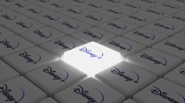 Melitopol, Ukrayna - 25 Temmuz 2024: Disney + logo simgesi küp şeklinde izole edildi. Disney + bir çevrimiçi video yayınlama abonelik hizmetidir..