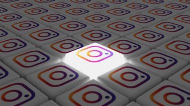 Melitopol, Ukrayna - 25 Temmuz 2024: Küp şeklinde izole edilmiş Instagram logosu. Instagram - sosyal ağın elemanlarıyla fotoğraf ve videoları paylaşmak için ücretsiz uygulama.